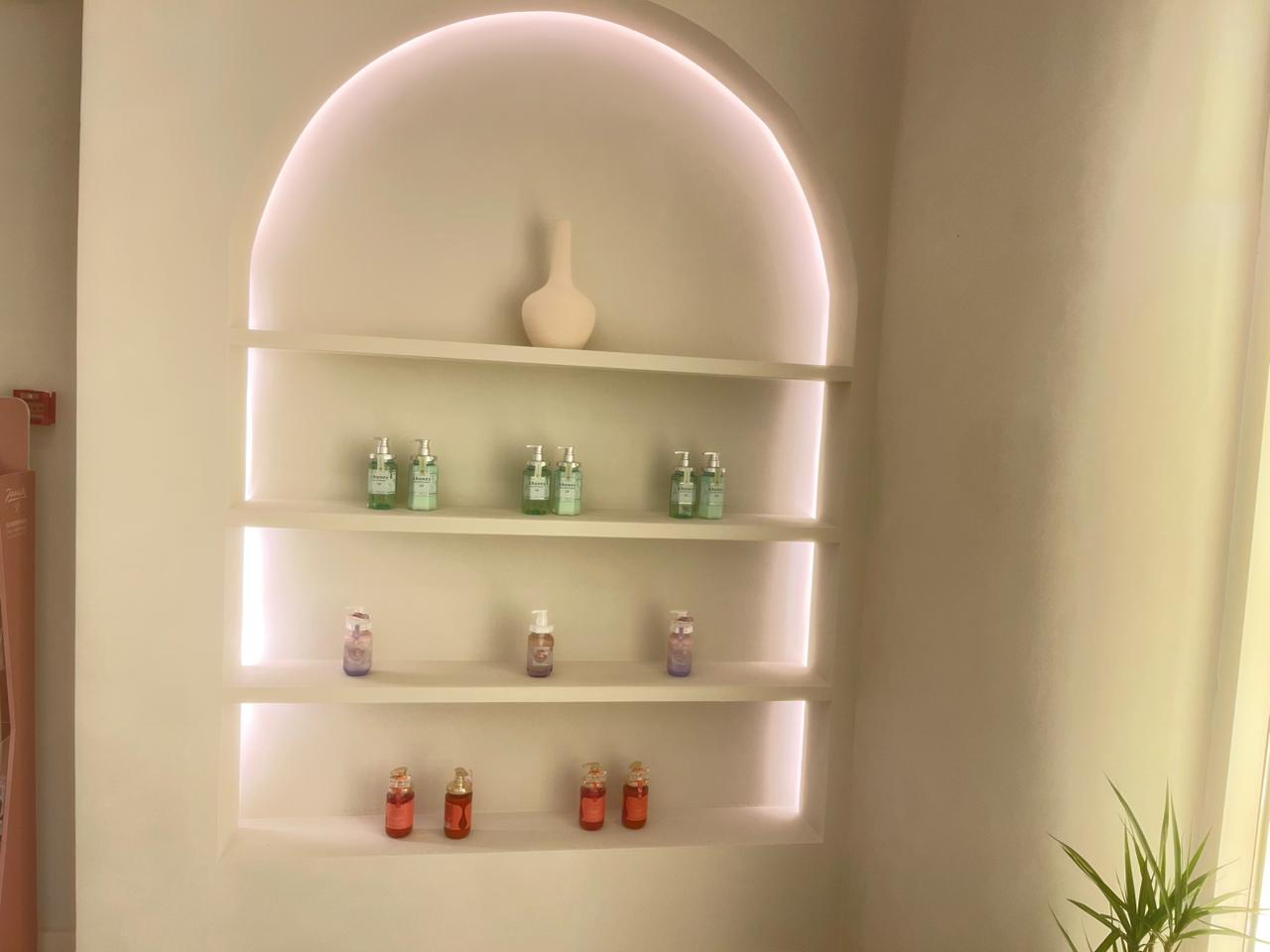 تركيب معلقات جدارية وإنارة جانبية