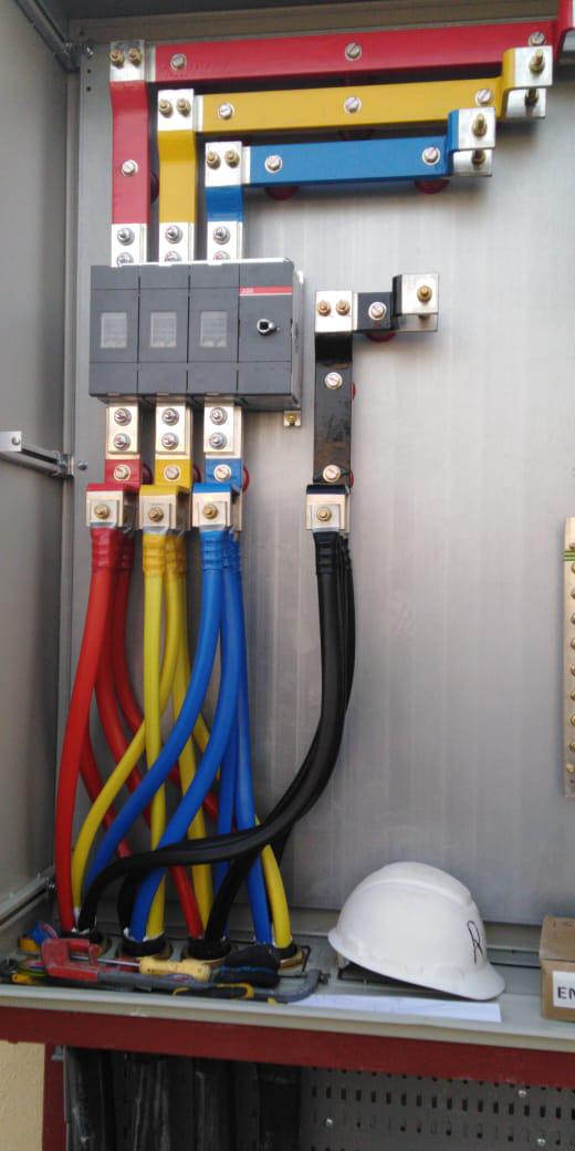 إصلاح لوحات الكهرباء وتوزيع الأحمال